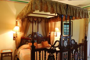 Suite | Caja fuerte, decoración individual, mobiliario individual y escritorio