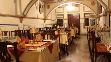Cocina local, restaurante con mesas al aire libre