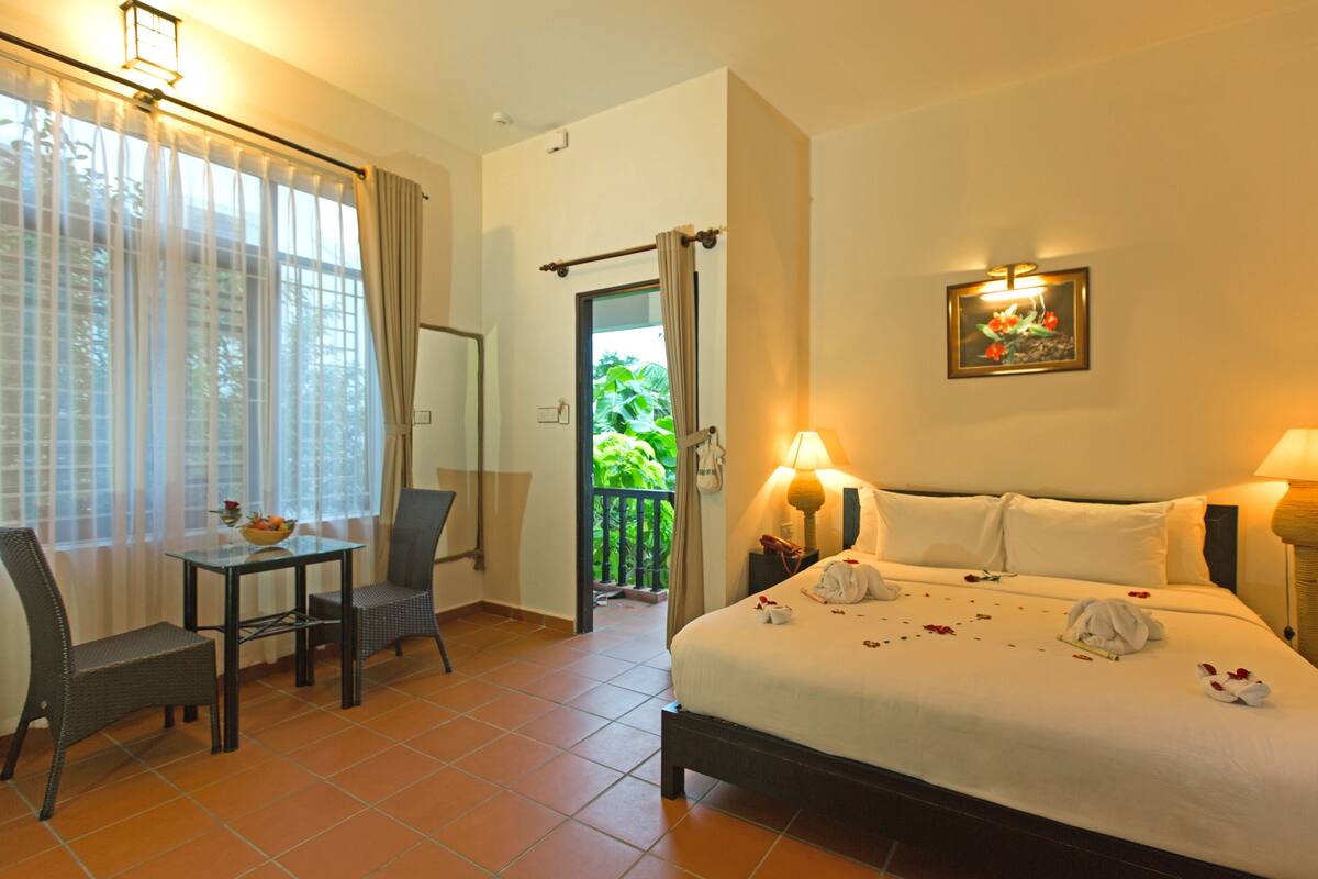 Premium bedding, minibar, in-room safe, desk