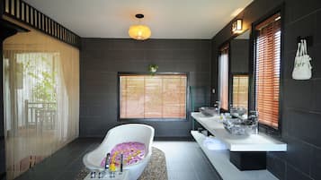 Villa (Honey) | Deep soaking bathtub