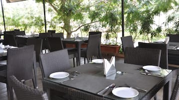 Se sirven desayunos, comidas, cenas y cocina internacional