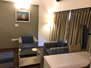 プレミアム スタジオ | リビング エリア | 32 インチの液晶テレビ (ケーブル放送視聴可)、テレビ