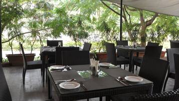 Se sirven desayunos, almuerzos y cenas; cocina internacional