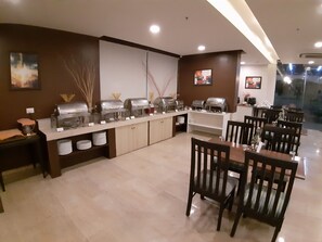 供應早餐、午餐、晚餐；多國菜