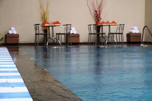 Una piscina al aire libre (de 06:30 a 19:30), tumbonas