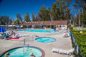 Outdoor spa tub - Wilderness Lakes RV Resort (Menifee)