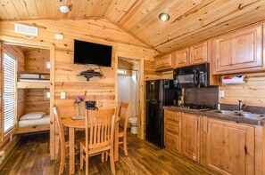 Cottage, 1 kamar tidur (Side Entry, No Pets, Linens Available) | Area keluarga