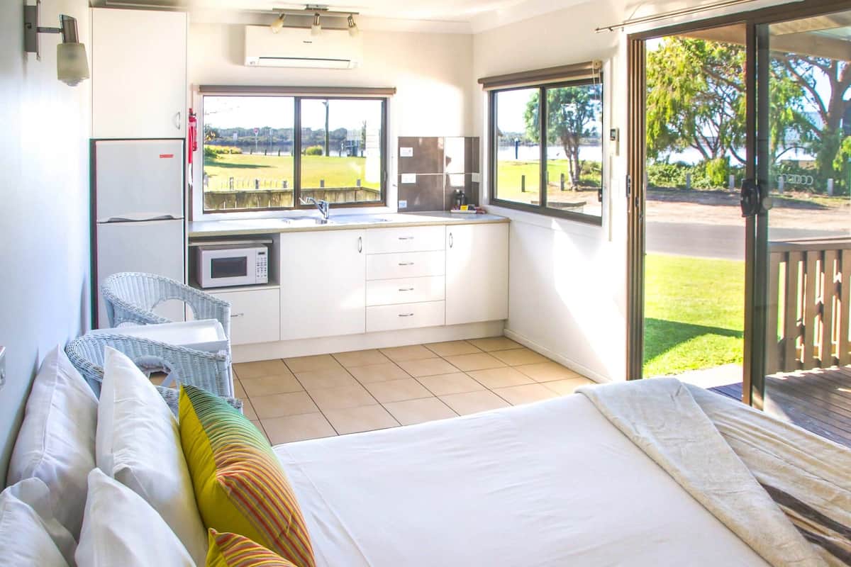 Huisje (Waterview Studio) | Luxe beddengoed, een bureau, gratis babybedden, reisbedje