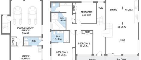 Plano de planta de un edificio con garaje cerrado doble, estudio/sala de juegos, baño, dos dormitorios, comedor, cocina, sala de estar, porche y balcón.