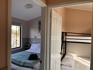 Deluxe-Ferienhütte, 2 Schlafzimmer | Hochwertige Bettwaren, Schreibtisch, kostenlose Babybetten