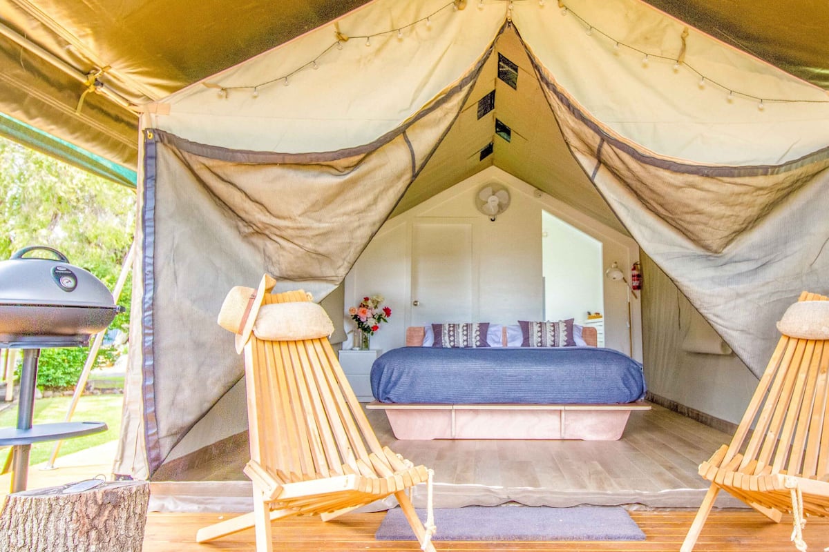 Tent | Luxe beddengoed, een bureau, gratis babybedden, reisbedje