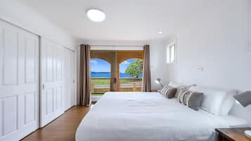 House | Premium bedding, desk, free cribs/infant beds, travel crib