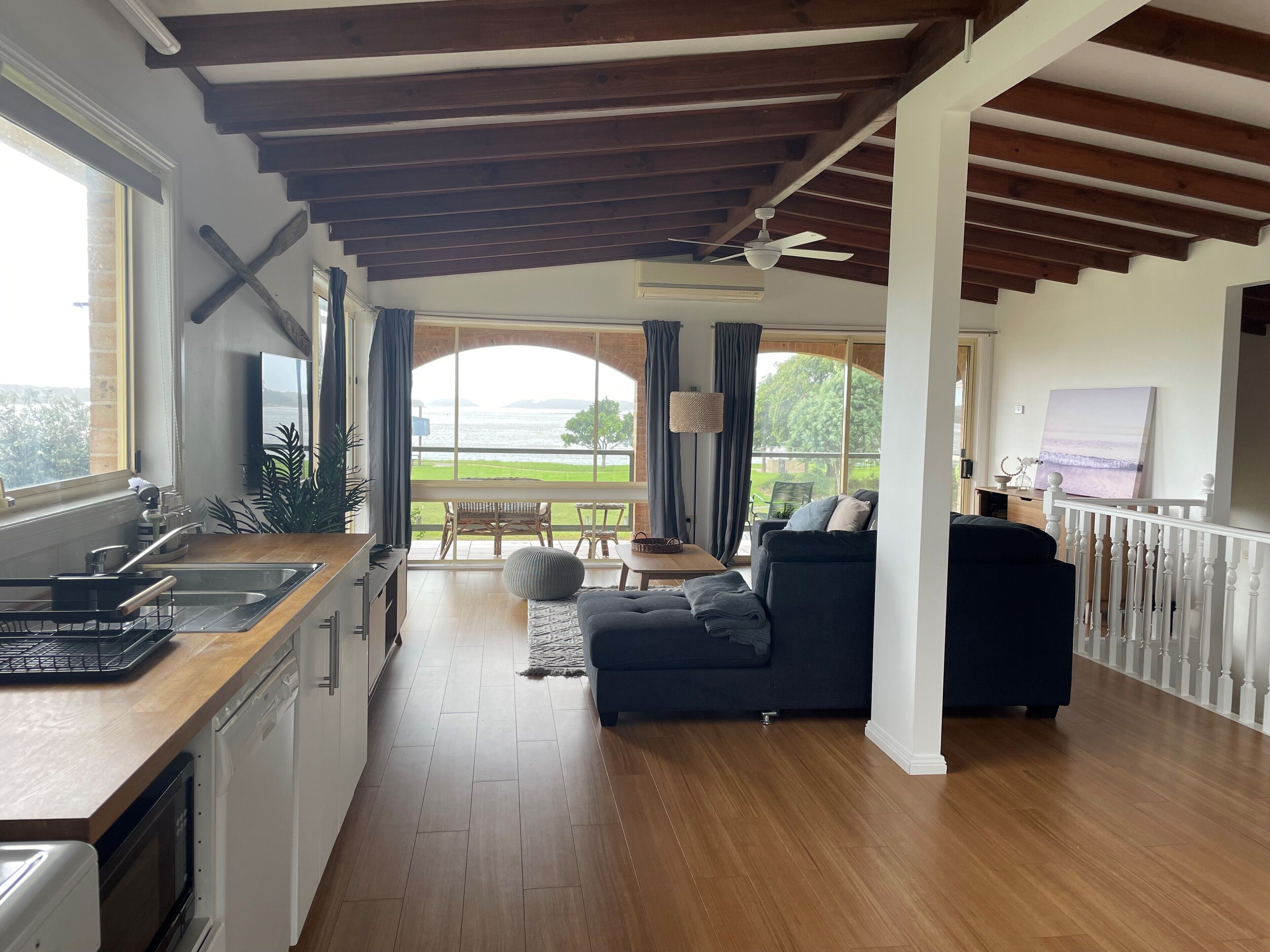 Literie de qualité supérieure, bureau, lits bébé (gratuits)