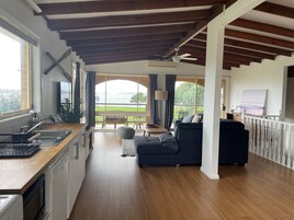 House | Premium bedding, desk, free cribs/infant beds, travel crib