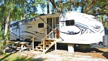 Mobil Karavan, 2 kamar tidur, Bebas Asap Rokok, dapur (Trailer, No Pets)