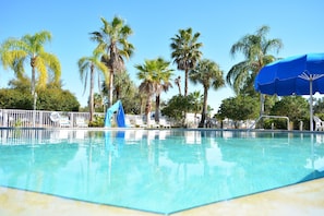 Outdoor pool - Crystal Isles RV Resort (Crystal River)