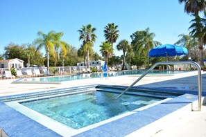 Outdoor spa tub - Crystal Isles RV Resort (Crystal River)