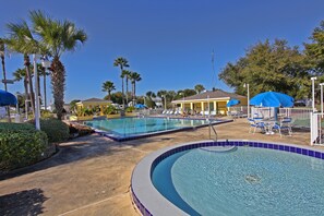 Outdoor spa tub - Lake Magic RV Resort (Clermont)