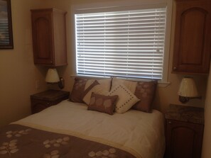 كوخ - غرفتا نوم - لغير المدخنين - بمطبخ (Linens Included, No Pets Allowed)