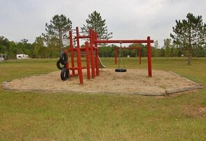 Children's play area - outdoor - St Clair RV Resort (St. Clair)