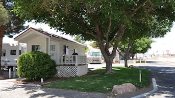 コテージ ベッド (複数台) 禁煙 キッチン (Linens Included) | 施設の正面