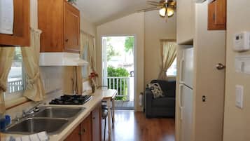 Cottage, 1 giường cỡ queen và sofa giường, không hút thuốc, bếp (Linens Included, No Pets Allowed) | Bếp riêng | Tủ lạnh, lò vi sóng, bếp nấu, dụng cụ pha cà phê/trà