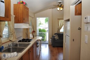 كوخ - سرير كبير مع أريكة سرير - لغير المدخنين - بمطبخ (Linens Included, No Pets Allowed) | مطبخ خاص | ثلاجة، ميكروويف، موقد طهي مسطح، ماكينة لصنع القهوة/الشاي