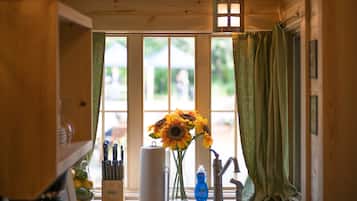 House, 1 Bedroom (No Pets, Tiny House, Linens Included) | In-room dining