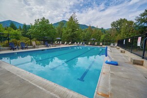Una piscina al aire libre de temporada