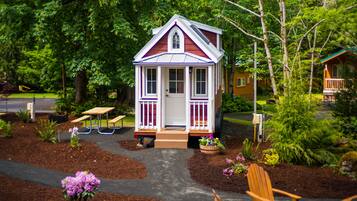 House, 1 Bedroom (No Pets, Tiny House, Linens Included) | Individually decorated, individually furnished, bed sheets