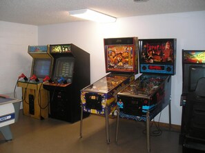 Games room - Pacific City RV & Camping Resort (Cloverdale)