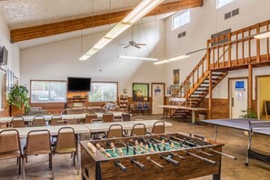 Lobby lounge - Whaler's Rest RV & Camping Resort (South Beach)