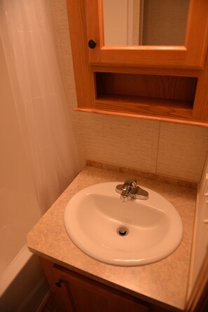 Cottage, Multiple Beds, Non Smoking, Kitchen (No Pets Permitted, Linens Not Provide) | Bathroom