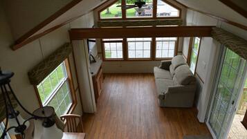 Casa de campo, varias camas, para no fumadores, cocina (No Pets Permitted, Linens Not Provide) | Área de sala de estar | Televisión