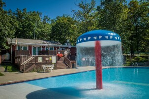 Una piscina al aire libre de temporada