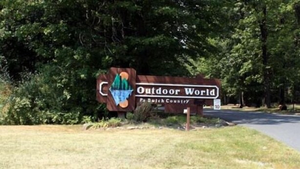 Une enseigne pour le magasin Outdoor World, situé dans la région de Pennsylvanie néerlandophone.