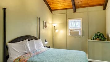 Chalet rustique, 2 chambres, non-fumeur (No Pets, Linens Included)