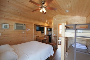 Bed sheets - Lake Conroe RV & Camping Resort (Willis)