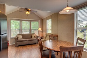 村舍, 多张床, 无烟房, 厨房 (Linens Included, No Pets Allowed ) | 床单