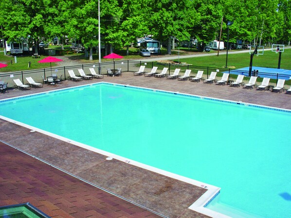 2 outdoor pools, pool loungers