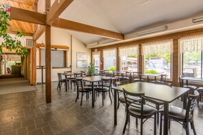 Cafe - Williamsburg RV & Camping Resort (Williamsburg)