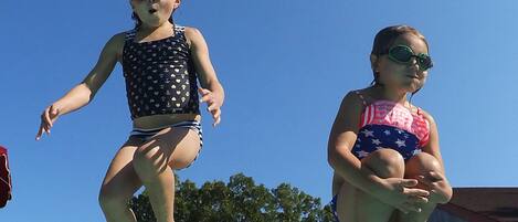 Una piscina techada, una piscina al aire libre