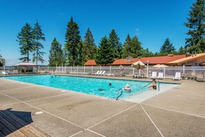 2 outdoor pools