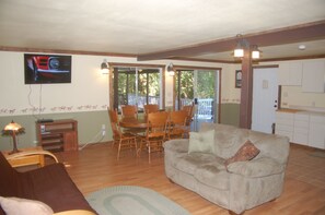 Living area - Chehalis RV & Camping Resort (Chehalis)