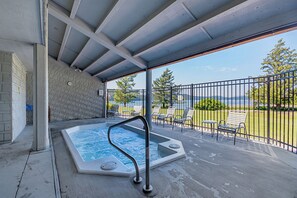Outdoor spa tub - La Conner RV & Camping Resort (La Conner)
