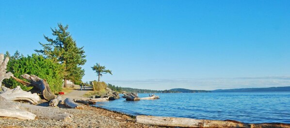 Am Strand, Kajakfahren, Angeln