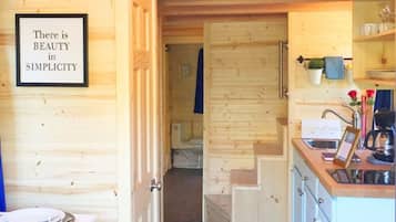 House, 1 Bedroom (Tiny House, No Pets, Linens Included) | Khu phòng khách | TV