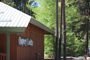 A wooden lodge with a sign reading "Osprey Lodge." - Leavenworth RV Campground (Leavenworth)