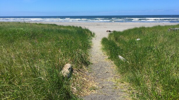A pathway leading to a beach with ocean views. - Long Beach RV & Camping Resort (Ilwaco)