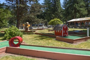 Mini-golf - Thunderbird RV & Camping Resort (Monroe)